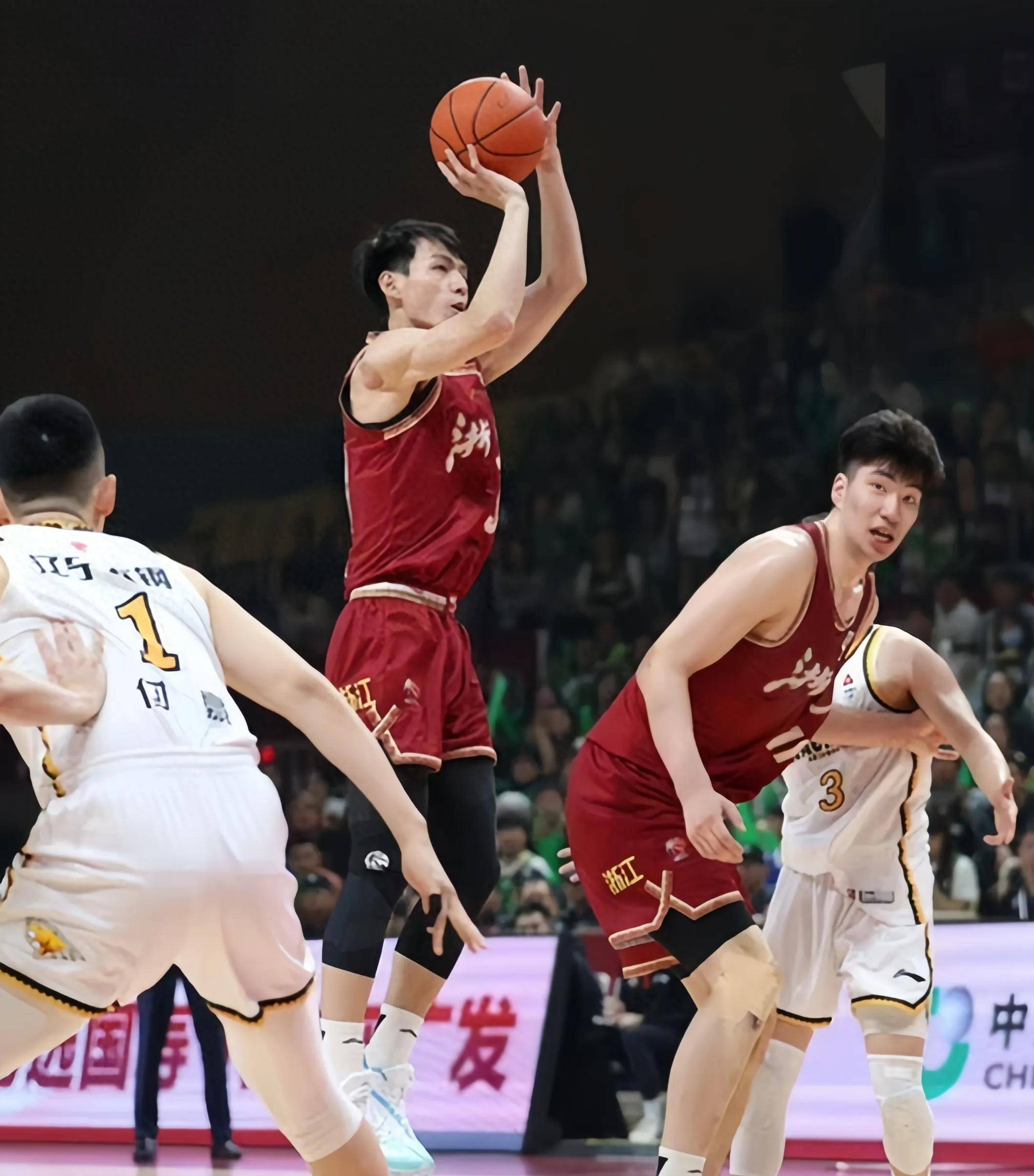 拉什福德：莱万告诉我要多传中，为孔德梅开二度感到高兴